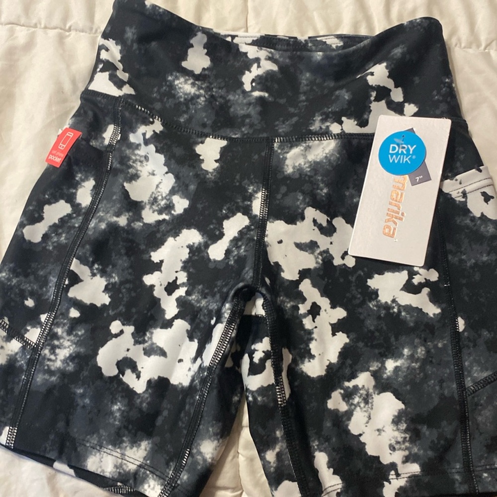 Marika new with tags bike shorts with side pockets. Size small. Never worn. 7”